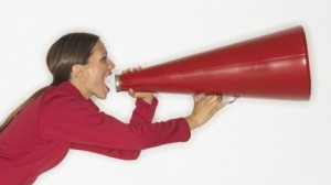mujer_gritando_altavoz-430x242
