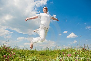 hombre-joven-feliz-saltando-9889122