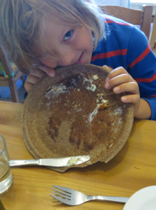 niño-comiendo-plato-shorter-224x300