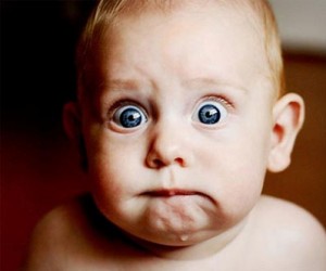 cara-de-susto-bebe-ojos-grandes-azules