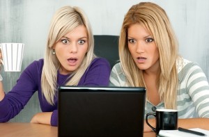 morras-sorprendidas-viendo-su-laptop