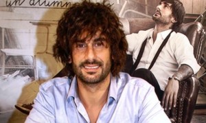 67294_melendi-firma-disco-alumno-mas-hacerse-permanente_m