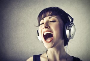 mujer_audifonos_cantando