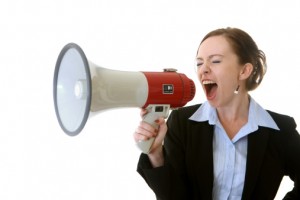 mujer-con-megafono