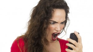 queja-quejosos-mujer-enojada-celular-getty_MUJIMA20140717_0011_36