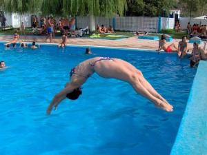 Vecinos-disfrutando-de-la-piscina