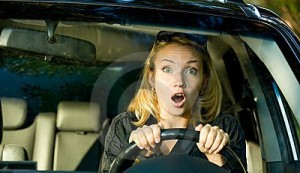 cara-del-susto-de-la-mujer-que-conduce-el-coche-21729051 (1)