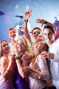 9819554-retrato-de-amigos-glamorosas-bailando-en-fiesta-en-club1