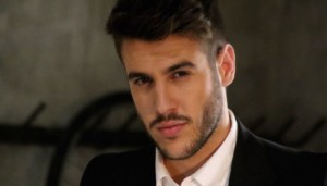 En artista Antonio José posando