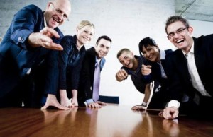 no-te-enganes-solo-se-lleva-mal-contigo-por-que-no-echarse-unas-risas-a-tu-costa-con-sus-colegas-istock