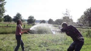 722511553-manguera-botella-de-agua-petulancia-cara-a-cara-proceso
