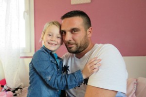 Jonathan-junto-a-su-hija-Naell_54437182062_54028874188_960_639