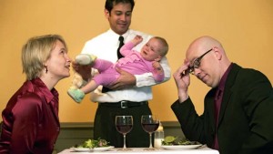 crying-baby-cry-bebe-restaurant-llorar-papas-cena-nino