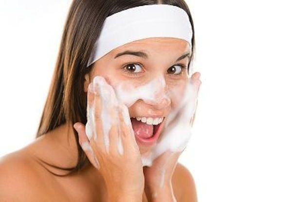 Lavarse la cara antes de aplicar el corrector de ojeras.