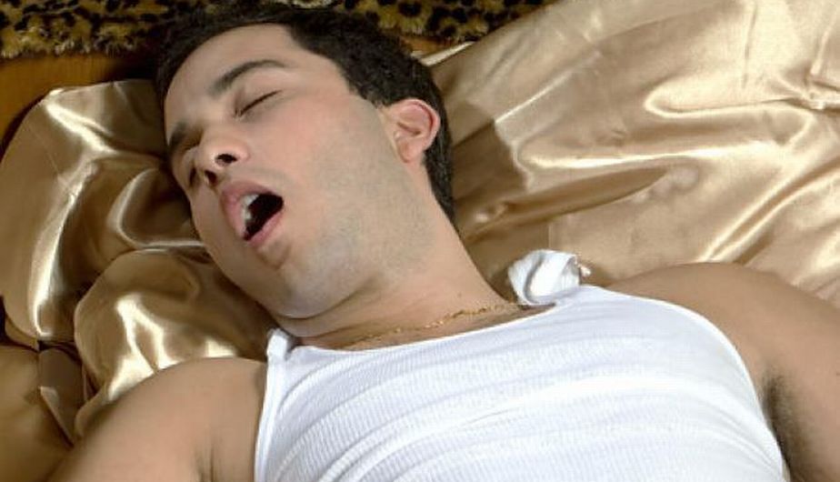 Спать с открытым ртом причины. Спящие люди с открытым ртом. Соён с открытым ртом. Спящий человек с открытым ртом.