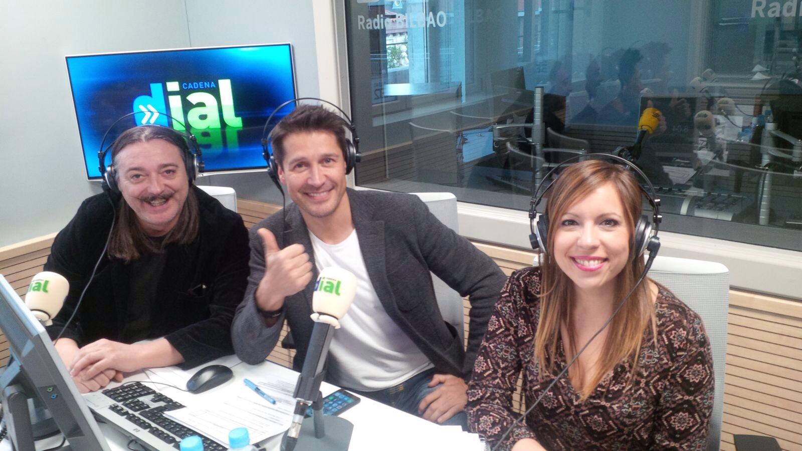 El equipo de Atrévete estrena los nuevos estudios de Cadena Dial Bilbao