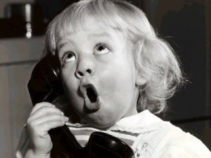 nino-hablando-por-telefono