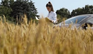depositphotos_27409771-Frustrated-young-woman-looking-for-directions-on-road-atlas-car-driver-lost-in-the-countryside
