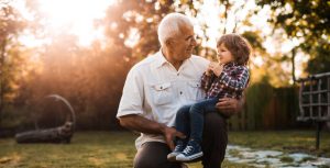 Abuelo-1-conversando-nieto