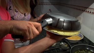 Jonathan-aprende-dar-vuelta-tortilla_MDSIMA20111019_0165_4