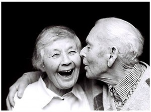 dos-viejos-besandose