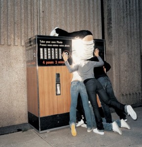 tipica-foto-con-los-amigos-en-el-fotomaton-rsm