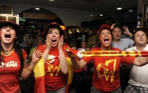 aficionados-espanoles-futbol-celen-gol-david-villa-mientras-ven-partido-mundial-futbol-frente-portugal-bar-tuilla-rf_177230