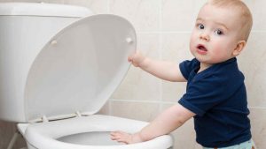 nino-bebe-frente-inodoro-bano