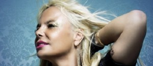 26896_leticia-sabater-posa-biquini-plateado-chaqueta-negra_m