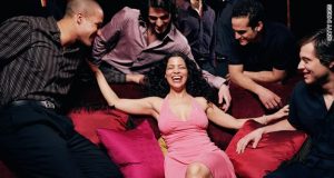 manada-hombres-mujer-GI