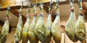 jamones_colgando