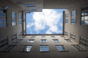 normas-de-convivencia-en-un-patio-de-vecinos