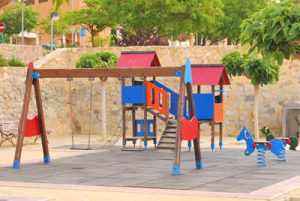 parque-infantil-tobogan-columpios-cabo-huertas-alicante-castillos-de-madera-niños-ocio-diversion