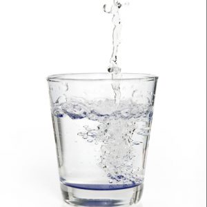 Chorro de agua llenando vaso