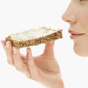 1-mujer-comiendo-pan-jpg_205932