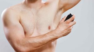 hombre-poniendose-desodorante