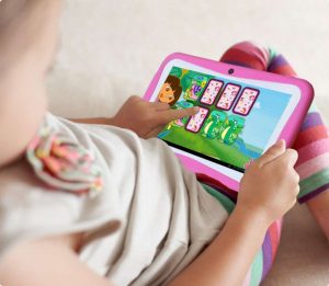 nino_con_tablet