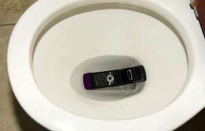 que-hacer-si-se-te-cae-el-celular-al-inodoro-y-como-arreglarlo-en-7-pasos-bien-simples-que-realmente-funcionan