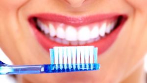 como-debemos-cepillarnos-los-dientes-500x334