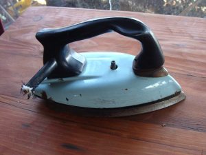 antigua-plancha-electrica-enlozada-anos-70-coleccionistas-d_nq_np_13397-mlc3070950315_082012-f