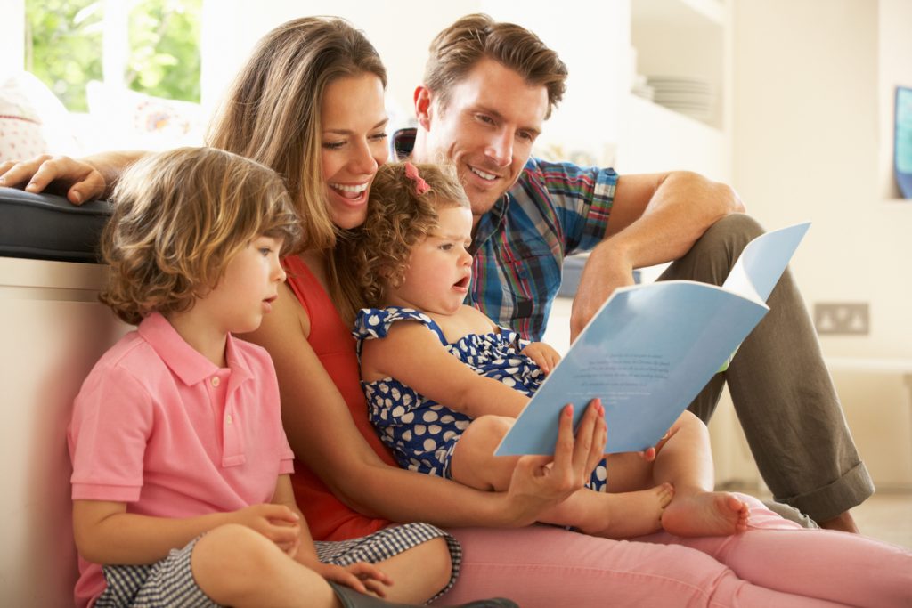 Familia leyendo un cuento