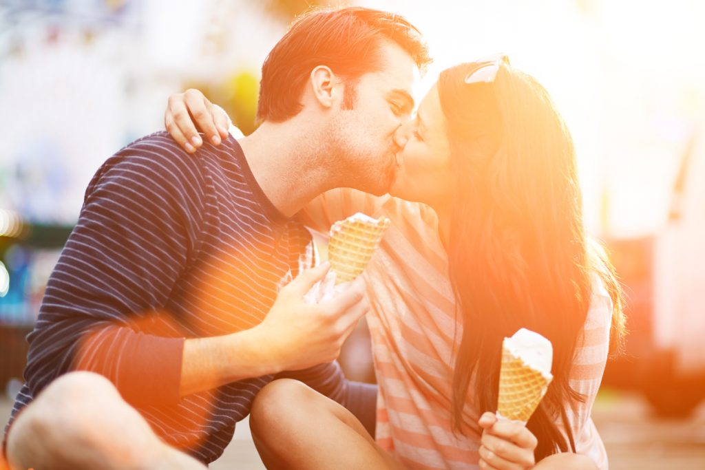 Beso pareja helado