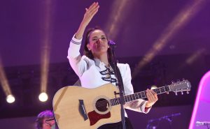 India Martínez a la guitarra