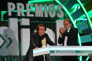 Juan Luis Cebrian, presidente del Grupo PRISA, entrega el premio y aplaude a Raphael