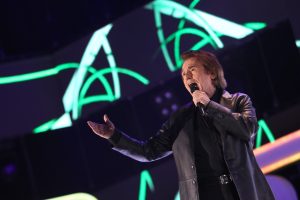 Raphael ha interpretado Aunque a veces duela