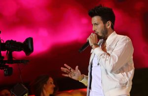Sebastián Yatra interpretando Traicionera