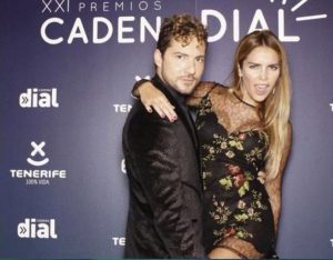 david-bisbal-presume-novia-los-premios-la-cadena-dial-696x544