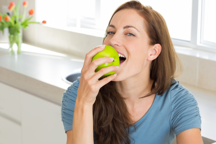 mujer fruta manzana azúcar