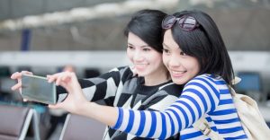 Dos mujeres se han una foto con un móvil
