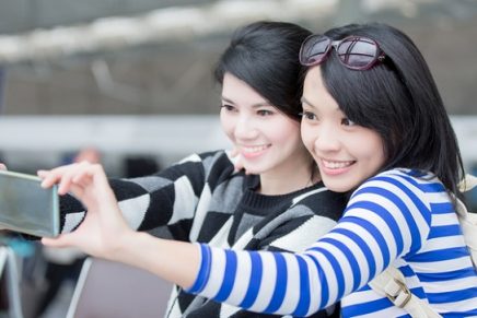 Dos mujeres se han una foto con un móvil
